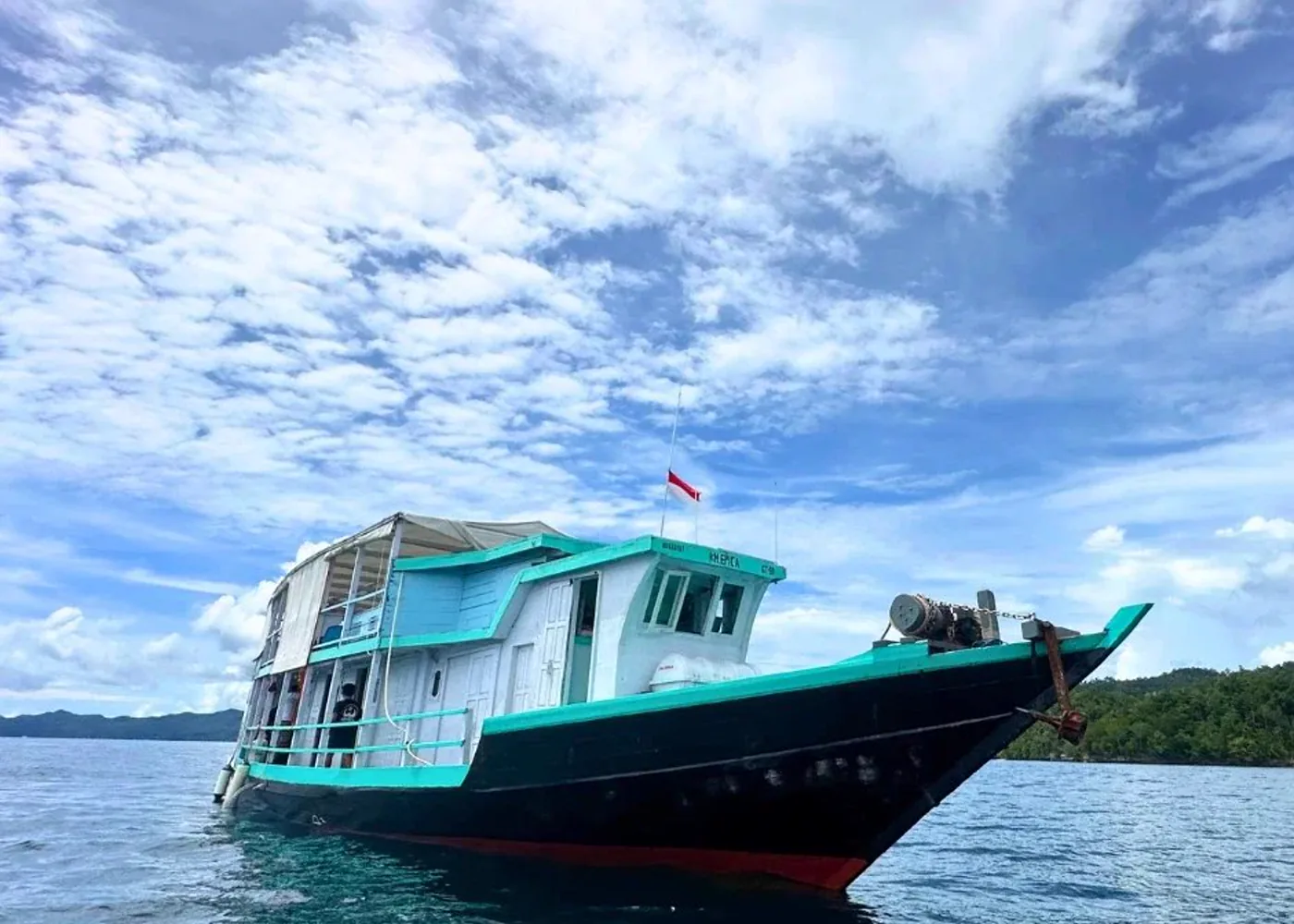 Epica liveaboard side profile