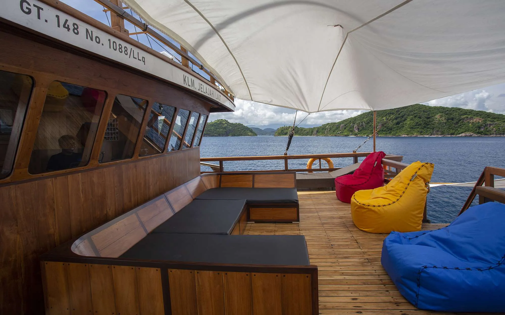 Sun deck captain cabin