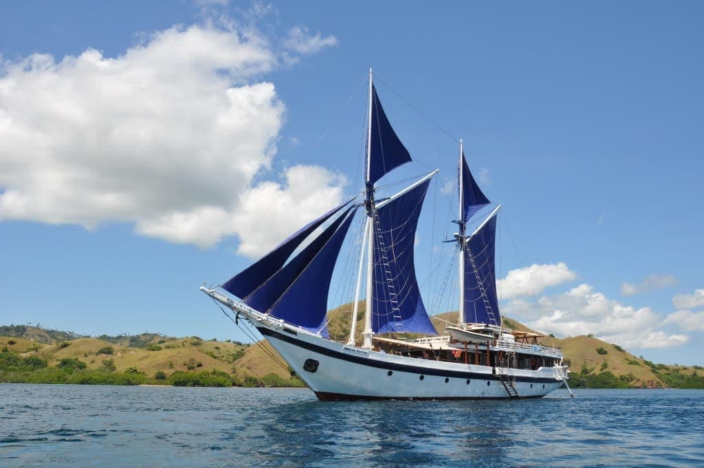Ombak Putih sailing