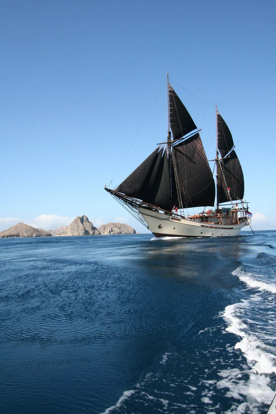 Silolona under sail